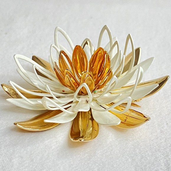 Sarah Coventry Brooch 1960s Gold Tone And White Enamel Water Lilly Flower - Picture 4 of 10